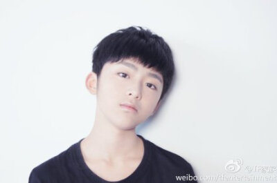  开学啦！在刚过去的暑假中，大家都做了些什么呢？TF家族的练习生们也趁着暑假认真训练呢！不过，在训练的时候都会发生些什么好玩儿的事情呢？让我们一起来看看练习生们的日常吧~！小师弟们，萌萌哒~！ |练习生们的…