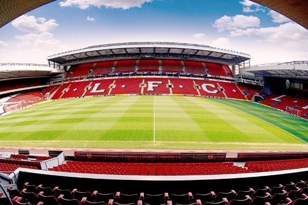 安菲尔德球场（Anfield Stadium），位于英格兰默西赛德郡利物浦市安菲尔德区，是欧洲足球联合会的四星级球场，也是利物浦足球俱乐部的主场。 安菲尔德球场最初为同市埃弗顿足球俱乐部的主场，及后在1892年球场拥有人收回，并成立了利物浦足球俱乐部。