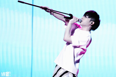 140907 Part2@华晨宇yu 世界本来就是五彩纷呈的 而人也总是展现出不同的姿态 与其说华晨宇是安静孤独的小孩 我更觉得舞台上的他是一个个性张扬 自我的人 无论他展现出哪一面 都那么自然不做作不浮夸 一旦被他吸引 就…