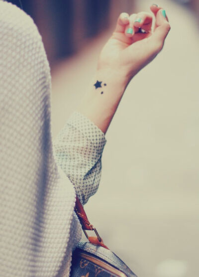 love the photo color contrast, focus and de-focus || temp tat so cute! Photography | tattoos picture stars tattoo