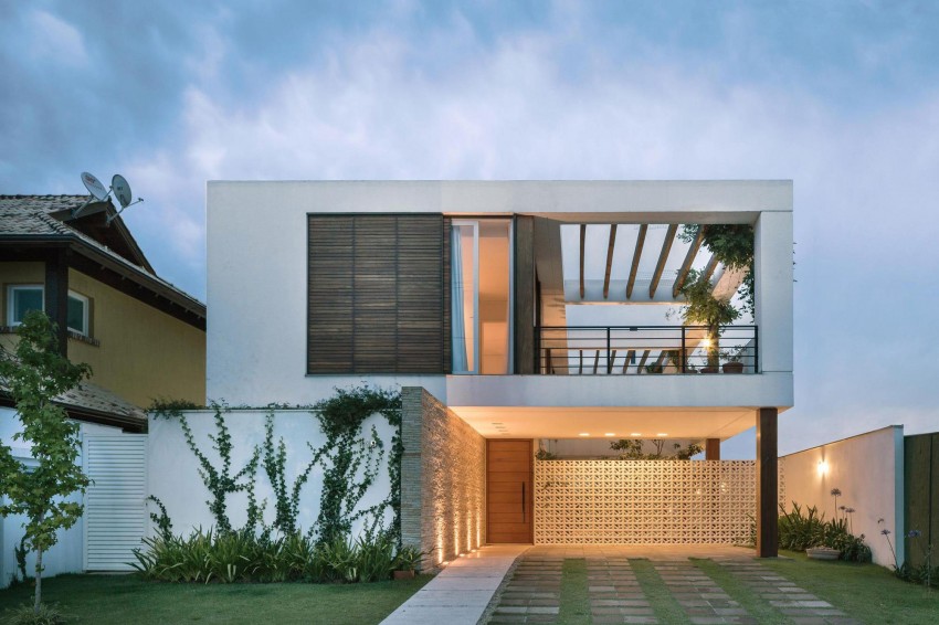 Casa Ceolin is a residential project completed by AT Arquitetura in 2011.