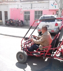 纯手工打造，迷你型简装越野车。