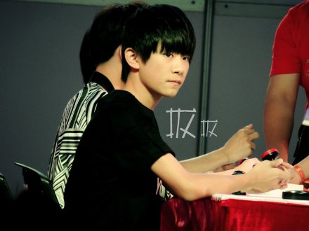 #TFBOYS成军一周年# 8.9各种心塞 和小伙伴失联在万人展馆里 接着手机被偷 回酒店被出租车骗钱 订的飞机晚点 接天宇三兄弟好不容易有个好位置竟然走了VIP 特别心疼自己 饿了一整天没吃饭 万念俱灰感觉想脱饭又舍不得 接下来的负能量靠你们的正能量来替换