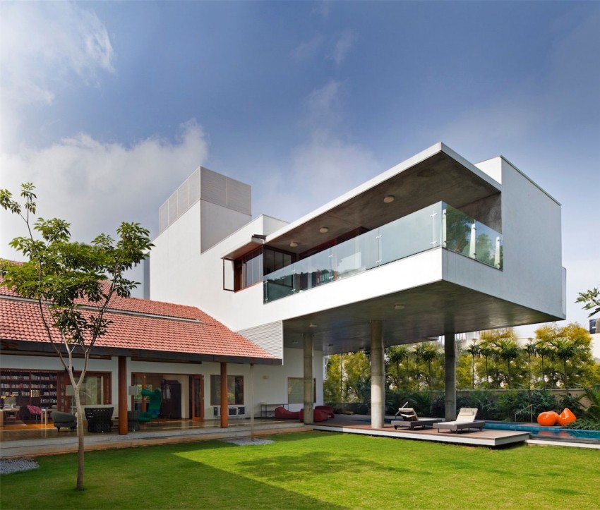 The Library House is a vibrant home located in Bangalore, India. It was designed by Khosla Associates, with a warm interior and the use of bold pieces of art and other decorative pieces to add character. - HomeDSGN