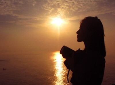 年轻的时候，连多愁善感都要渲染的惊天动地。长大后却学会，越痛，越不动声色。越苦，越保持沉默。