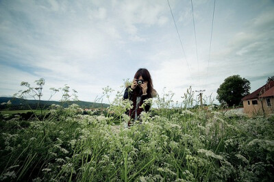 年轻的时候，连多愁善感都要渲染的惊天动地。长大后却学会，越痛，越不动声色。越苦，越保持沉默。