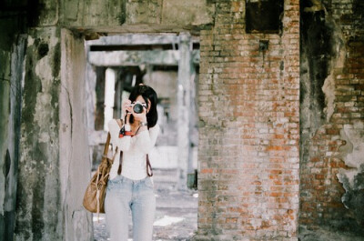 年轻的时候，连多愁善感都要渲染的惊天动地。长大后却学会，越痛，越不动声色。越苦，越保持沉默。