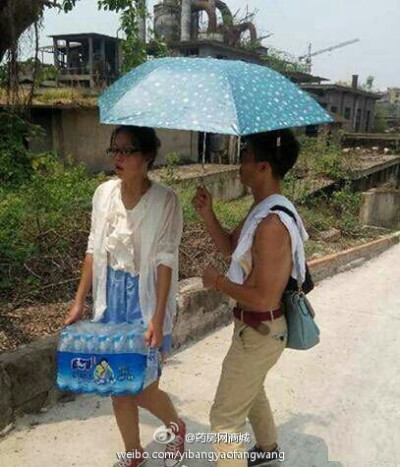 大热天给女神撑伞的细心暖男，赞一个！