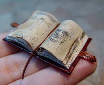 Miniature Leonardo de Vinci Open Book Vitruvian Man