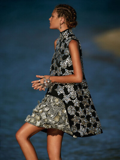 《Vogue》澳洲版2014年10月号 Catherine McNeil 时尚大片致敬高缇耶