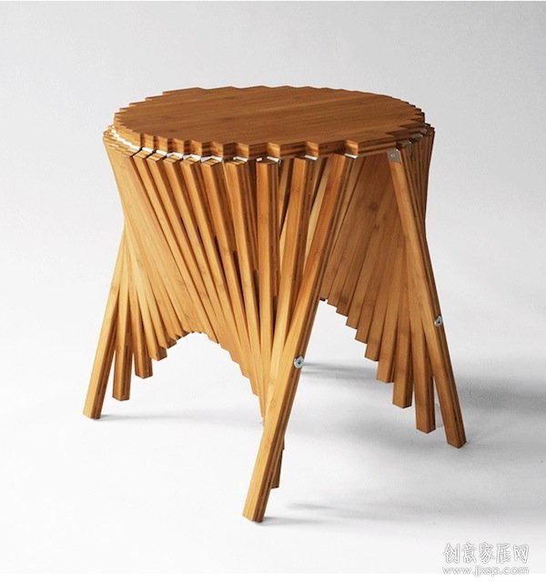 充满律动线条的俏皮木桌 The Rising Side Table - www.jjxsp.com