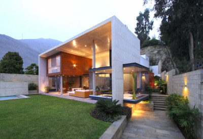 S House is a private residence located in Lima, Peru.It was designed in 2009 by Domenack Arquitectos and has a rich and warm interior. - HomeDSGN