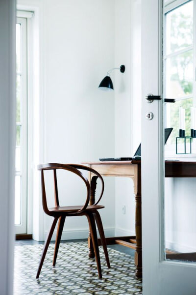 wood chair white walls black lamp