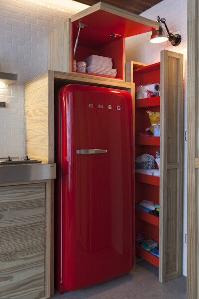 #圣保罗36平米Loft小公寓设计# 房子的主人透出忠于复古的情节，白色的地铁砖，复古的红色SMEG（斯麦格）冰箱，挂式老电话机…让整个家更加有味。