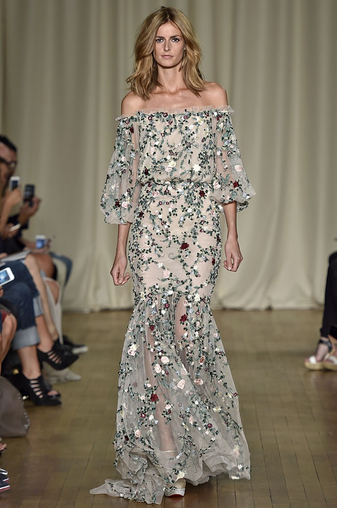 Marchesa Spring 2015 Runway Show。玛切萨2015伦敦春夏系列时装秀。Marchesa为我们带来了花的海洋，应用丝绸、欧根纱、蕾丝等面料制成的立体花朵，竖立在每一件美衣之上。这些元素，更能体现Marchesa的奢华和典雅了。