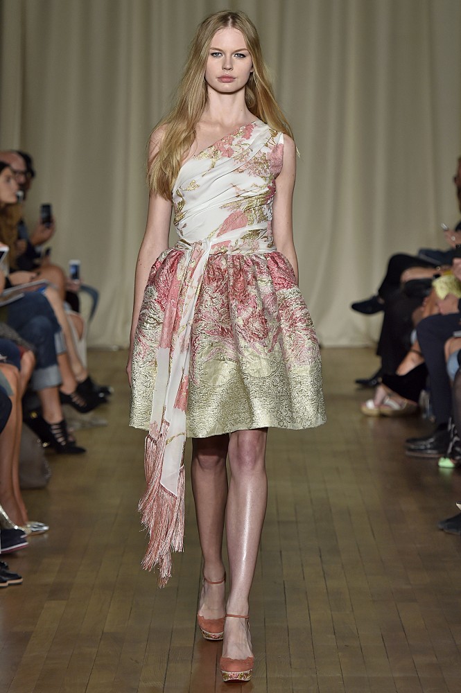 Marchesa Spring 2015 Runway Show。玛切萨2015伦敦春夏系列时装秀。Marchesa为我们带来了花的海洋，应用丝绸、欧根纱、蕾丝等面料制成的立体花朵，竖立在每一件美衣之上。这些元素，更能体现Marchesa的奢华和典雅了。