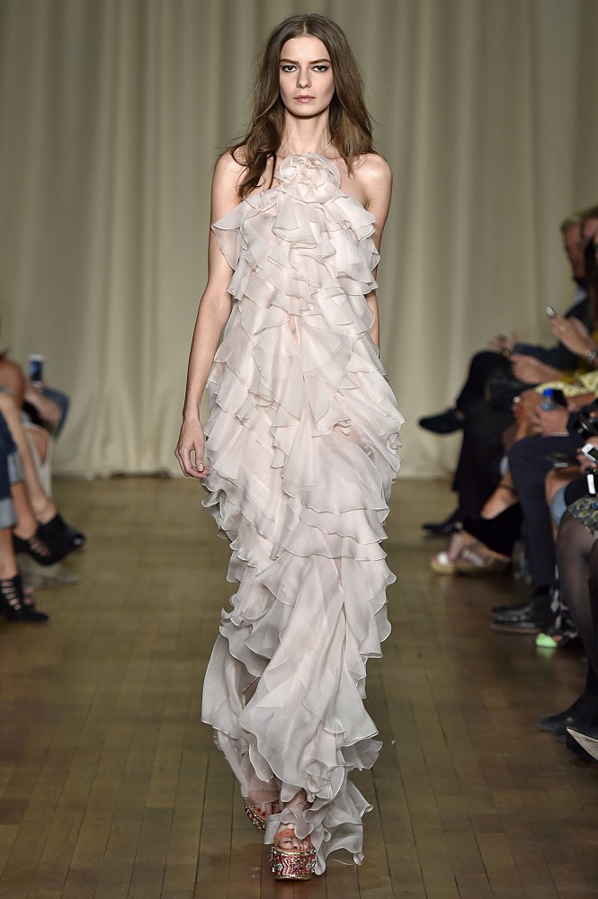 Marchesa Spring 2015 Runway Show。玛切萨2015伦敦春夏系列时装秀。Marchesa为我们带来了花的海洋，应用丝绸、欧根纱、蕾丝等面料制成的立体花朵，竖立在每一件美衣之上。这些元素，更能体现Marchesa的奢华和典雅了。