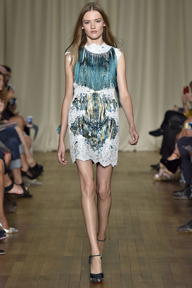 Marchesa Spring 2015 Runway Show。玛切萨2015伦敦春夏系列时装秀。Marchesa为我们带来了花的海洋，应用丝绸、欧根纱、蕾丝等面料制成的立体花朵，竖立在每一件美衣之上。这些元素，更能体现Marchesa的奢华和典雅了。