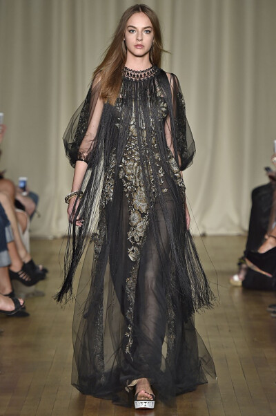 Marchesa Spring 2015 Runway Show。玛切萨2015伦敦春夏系列时装秀。Marchesa为我们带来了花的海洋，应用丝绸、欧根纱、蕾丝等面料制成的立体花朵，竖立在每一件美衣之上。这些元素，更能体现Marchesa的奢华和典雅了…