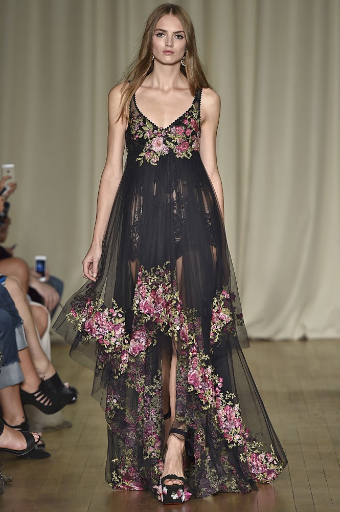 Marchesa Spring 2015 Runway Show。玛切萨2015伦敦春夏系列时装秀。Marchesa为我们带来了花的海洋，应用丝绸、欧根纱、蕾丝等面料制成的立体花朵，竖立在每一件美衣之上。这些元素，更能体现Marchesa的奢华和典雅了。