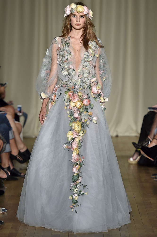 Marchesa Spring 2015 Runway Show。玛切萨2015伦敦春夏系列时装秀。Marchesa为我们带来了花的海洋，应用丝绸、欧根纱、蕾丝等面料制成的立体花朵，竖立在每一件美衣之上。这些元素，更能体现Marchesa的奢华和典雅了。