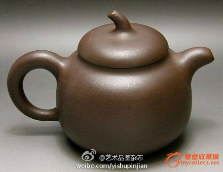 老紫砂壺的清洗方法 第一、除去茶垢，先用溫水加84消毒液及洗滌凈將壺浸泡三、四小時(shí)，用廢棄的舊牙刷將其洗干凈。第二、除去異味，將開水注入壺中，從壺嘴中快速倒出，即將壺浸泡于冷水中。第三、恢復(fù)功能后將老壺再泡一、二次，倒掉茶水?？墒棺仙袄蠅?zé)òl(fā)青春，正常使用，請飲茶愛好者不妨一試。