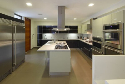 #秘鲁，利马，山上住宅 / Jose Orrego# 卫生间的材料也有这样的并置效果：主浴室的墙壁为大理石材料，创造出一种独特的形象，大理石也是一种经典的元素，与客卫的轻盈形成对比。 http://url.cn/PeYXNQ