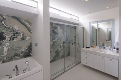 卫生间的材料也有这样的并置效果：主浴室的墙壁为大理石材料，创造出一种独特的形象，大理石也是一种经典的元素，与客卫的轻盈形成对比。