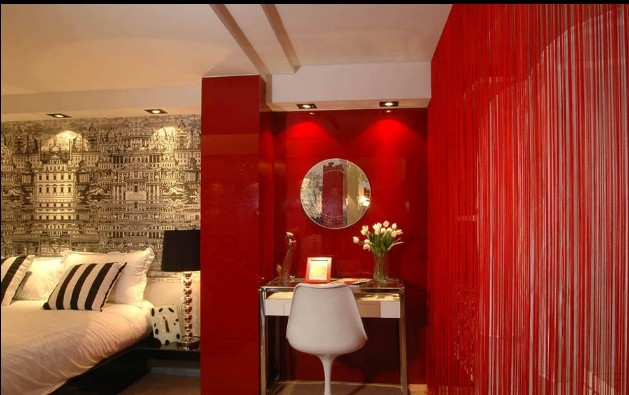 #创意家居#红色作为复式家居的主色给现代简约的定位提供了更多的支点。那些不存在于传统思想中的设计元素被补充了进来，在家居装饰中占有重要地位的设计思路仍然沿用着。复式家居为生活创造了更多种可能。