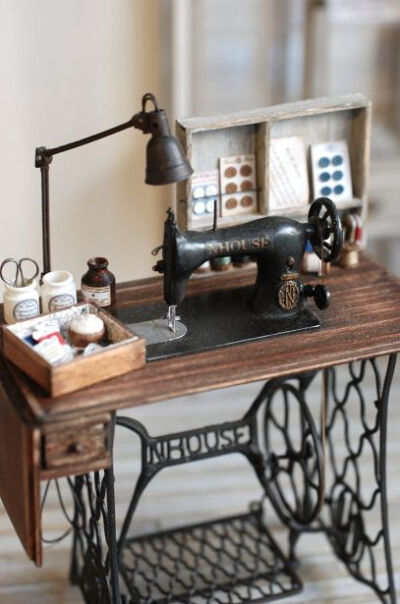 vintage style sewing machine in minitaure scale, by NuNu's House.