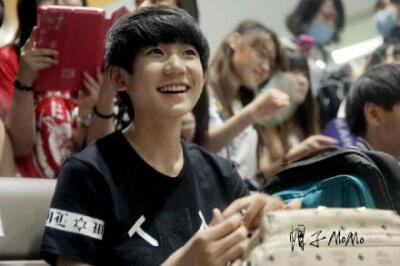 TFBOYS王源 #陪王源骑单车环岛# 阳光开朗的人，不是没有经历挫折，只是他们在挫折后，更懂得快乐的意义。所谓成熟，不是经历痛苦后心灵变得麻木无趣，而是一个更坚强灵魂的乐观和向上。我的少年啊，或许前方的路满…