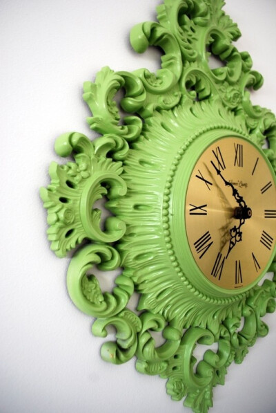 Bright ornate clock, want!