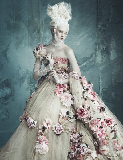 《Vogue》德国版2014年4月号推出时尚专辑「Opulence À La Marie Antoinette
像玛丽·安东尼一样奢华」，再次重现了法国王后玛丽·安东尼的生活，由摄影组合Luigi + Iango掌镜，用的是Dolce &amp;
Gabbana 2014春夏的高…