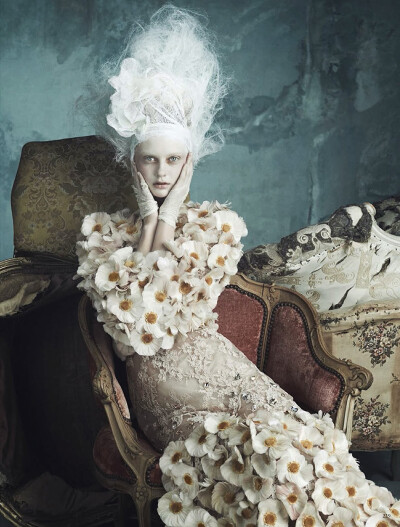 《Vogue》德国版2014年4月号推出时尚专辑「Opulence À La Marie Antoinette
像玛丽·安东尼一样奢华」，再次重现了法国王后玛丽·安东尼的生活，由摄影组合Luigi + Iango掌镜，用的是Dolce &amp;
Gabbana 2014春夏的高…