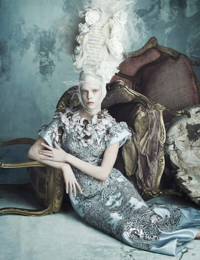 《Vogue》德国版2014年4月号推出时尚专辑「Opulence À La Marie Antoinette
像玛丽·安东尼一样奢华」，再次重现了法国王后玛丽·安东尼的生活，由摄影组合Luigi + Iango掌镜，用的是Dolce &amp;
Gabbana 2014春夏的高…
