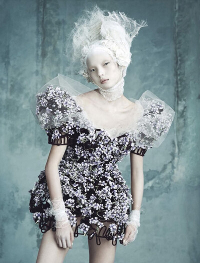 《Vogue》德国版2014年4月号推出时尚专辑「Opulence À La Marie Antoinette
像玛丽·安东尼一样奢华」，再次重现了法国王后玛丽·安东尼的生活，由摄影组合Luigi + Iango掌镜，用的是Dolce &amp;
Gabbana 2014春夏的高…