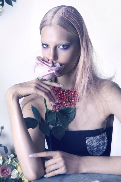 Dewl Elisabeth Erm 演绎迪奥杂志大片，据悉最新一期 Dior Magazine 将花与人合为一体，通过淡淡地妆容及指甲，让人忘了该欣赏美丽的花丛还是美艳的模特儿。在摄影师 Camilla Akrans 的镜头下，才发现原来许多唇彩的…