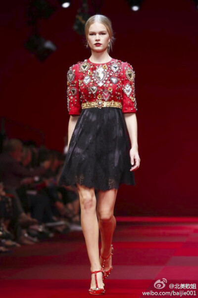 #时尚资讯# Dolce &amp;amp; Gabbana Spring/Summer 2015 米兰压轴大秀。钻石是女人的好朋友，宝石是女王的好配饰。复古宫廷风的华立装饰，弗拉明戈舞娘和斗牛士的元素，浓艳热烈的色彩，打造出繁华炽热的西班牙女王…