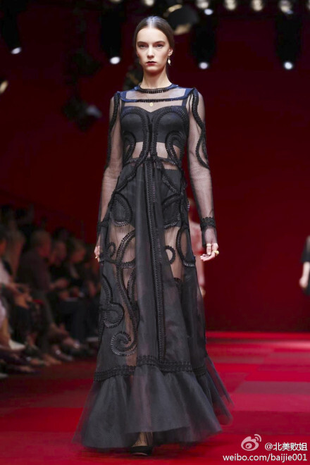 #时尚资讯# Dolce &amp;amp; Gabbana Spring/Summer 2015 米兰压轴大秀。钻石是女人的好朋友，宝石是女王的好配饰。复古宫廷风的华立装饰，弗拉明戈舞娘和斗牛士的元素，浓艳热烈的色彩，打造出繁华炽热的西班牙女王！没有惊喜，却华丽依旧。D&amp;amp;G永远都是辣么辣么美！