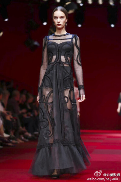 #时尚资讯# Dolce &amp;amp; Gabbana Spring/Summer 2015 米兰压轴大秀。钻石是女人的好朋友，宝石是女王的好配饰。复古宫廷风的华立装饰，弗拉明戈舞娘和斗牛士的元素，浓艳热烈的色彩，打造出繁华炽热的西班牙女王…