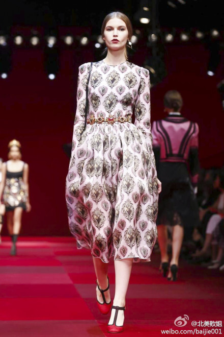 #时尚资讯# Dolce &amp;amp; Gabbana Spring/Summer 2015 米兰压轴大秀。钻石是女人的好朋友，宝石是女王的好配饰。复古宫廷风的华立装饰，弗拉明戈舞娘和斗牛士的元素，浓艳热烈的色彩，打造出繁华炽热的西班牙女王！没有惊喜，却华丽依旧。D&amp;amp;G永远都是辣么辣么美！