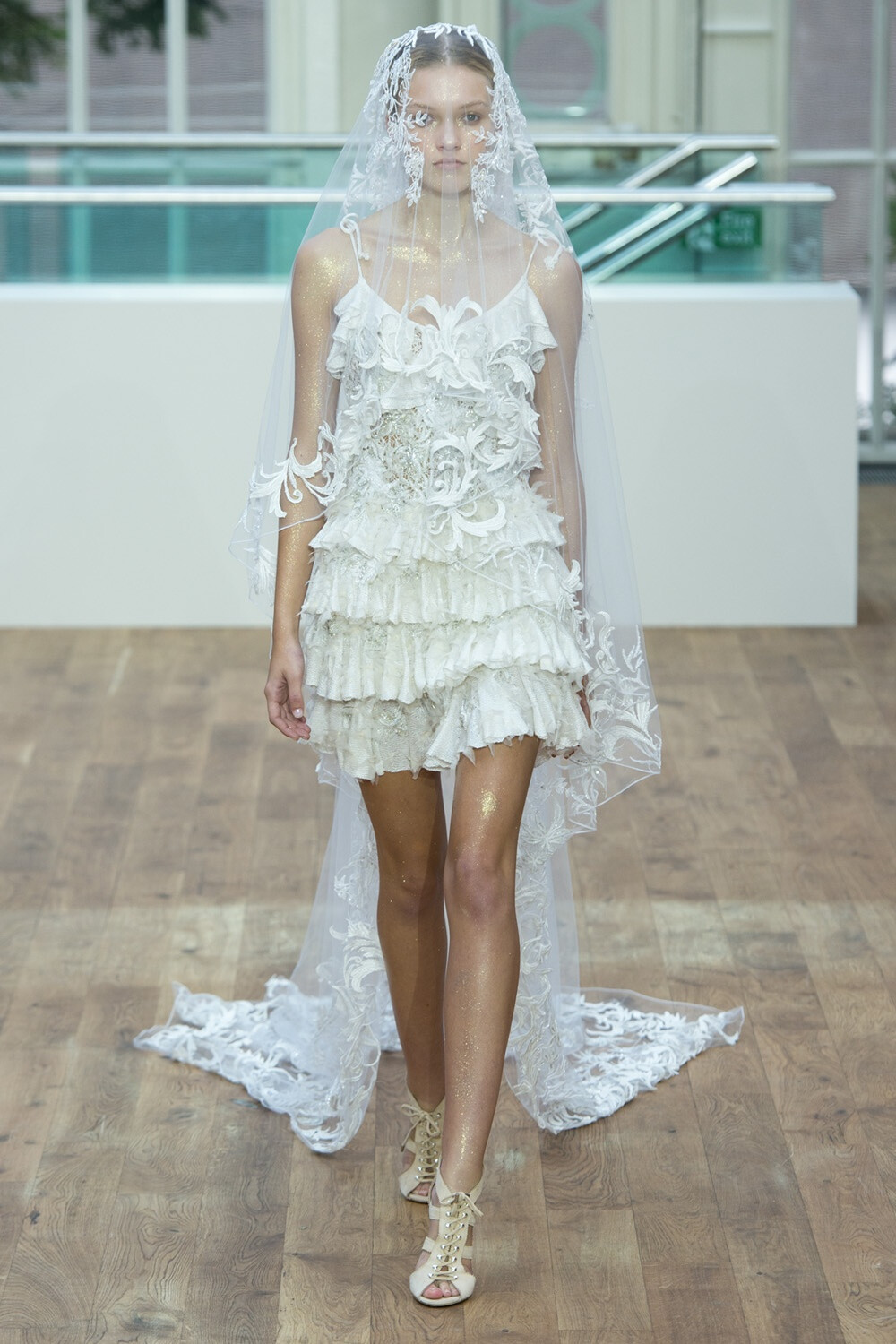 Julien Macdonald Spring/Summer 2015。朱利安·麦克唐纳德2015伦敦春夏系列时装秀。薄纱与刺绣的华丽组合继续在Julien Macdonald的秀场唱主调，刺绣图案以花朵、凤凰、蜂鸟等女性化意象元素为主，绽放在高开衩或曳地礼服之上，为Julien Macdonald2015春夏系列塑造了娟丽唯美之印象。