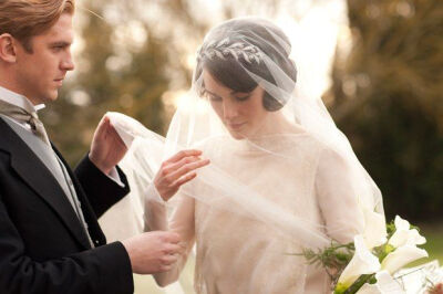 Shop It Out: Lady Mary's Wedding Headband From the Downton Abbey Premiere : Lucky Magazine