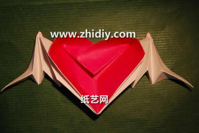 折纸带翅膀的折纸心的折纸图解教程教你制作精美的折纸心