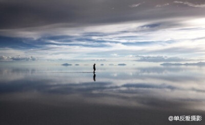 美国摄影师Michael Kittell与妻子Taylor环球旅行来到了玻利维亚的乌尤尼盐沼是世上最大的盐沼，这是一片地表有几厘米深的水覆盖的广阔平原，没有风，天空和云彩的景象完美的倒映在地面之上。