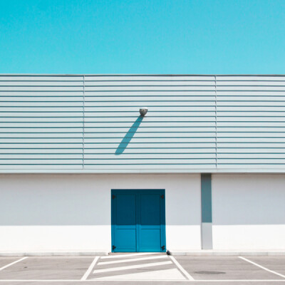 摄影师Vittorio Ciccarelli的作品干净得没有一丝瑕疵，建筑的角度和明亮的颜色在蓝天背景下组合成一个带有强烈平面构图味道的图像。在这里，天空和建筑融为一体，也让观者心旷神怡。