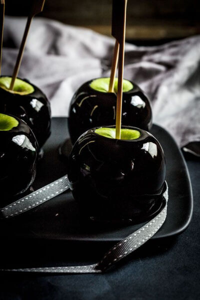 Wicked Poison candy apples. Perfect for Halloween. Recipe type: Sweets, Candy, Halloween Prep time