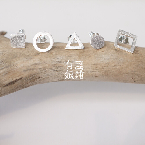 微风，暖阳，甜蜜 爱 平凡的日子里，手工匠人总能跨越万里给我们传来每一下打凿出来的温暖 望您欢喜。 设计师把它称为Less is more collection 跟我们之前的一款戒指与镯子的名字不谋而合 很奇妙的缘分 最简单的形状，从我们大概2岁开始就学认图的元素 磨砂拉丝的工艺，恰到好处的厚度 不多也不少 清爽，利落 希望全款收下的小耳钉