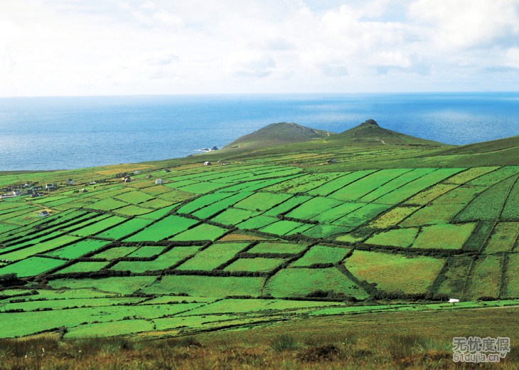 丁格尔半岛距今已有6000年历史，由于气候的原因形成了多变的风景，起伏的山峦，陡峭的悬崖，幽静的小径，精致的小镇，使这里成为欧洲一个风景宜人的度假圣地，曾被《美国国家地理》杂志称为“地球上最美丽的地方”。