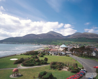在PercyFrench的著名歌曲中曾经唱道“莫恩山脉延伸入海”，这片原始而且偏远的山脉因其出众的海景而著名，也是爱尔兰最高的山脉之一。